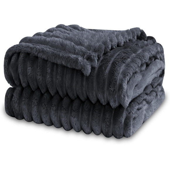 Super Soft Throw Blanket for Couch 3D Striped Jacquard Design Lightweight 50x60” - Picture 1 of 6